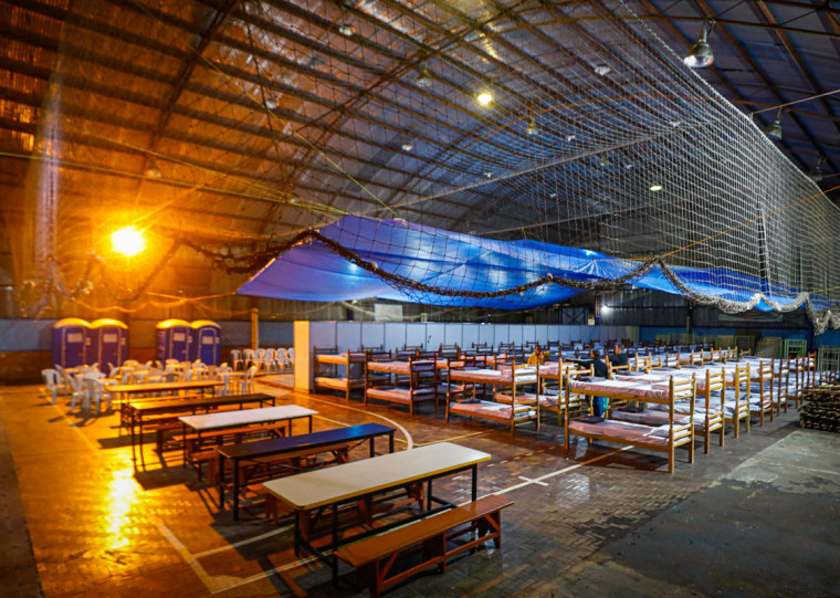 Com acesso espontâneo a partir das 19h, o ginásio está estruturado com beliches