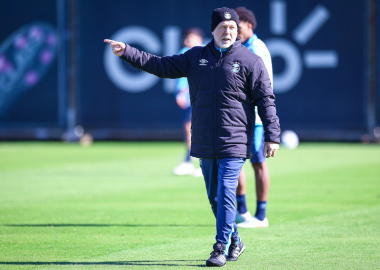 Equipe tem mostrado evolução defensiva com Mano; ataque ainda peca