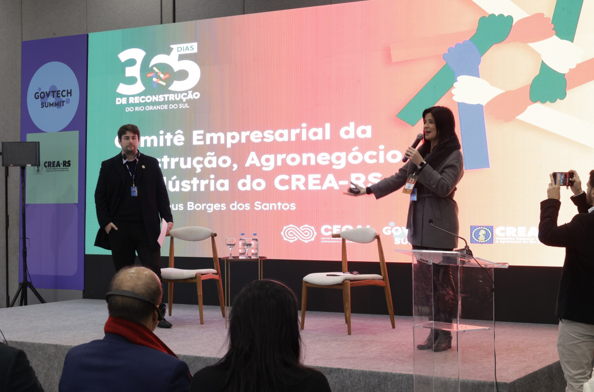 Matheus Borges dos Santos, assessor t&eacute;cnico do CREA/RS, e a presidente do CREA/RS, Nanci Walter, no lan&ccedil;amento do comit&ecirc; no GovTech Summit | T&Acirc;NIA MEINERZ/JC