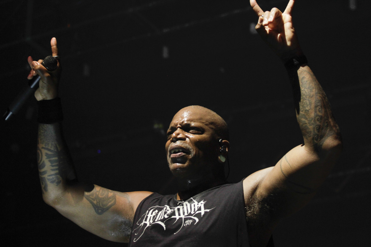 Vocalista que substitui o lendário Max Cavalera, Derrick Green mostrou grande presença de palco e falou em português com a plateia | EVANDRO OLIVEIRA/JC