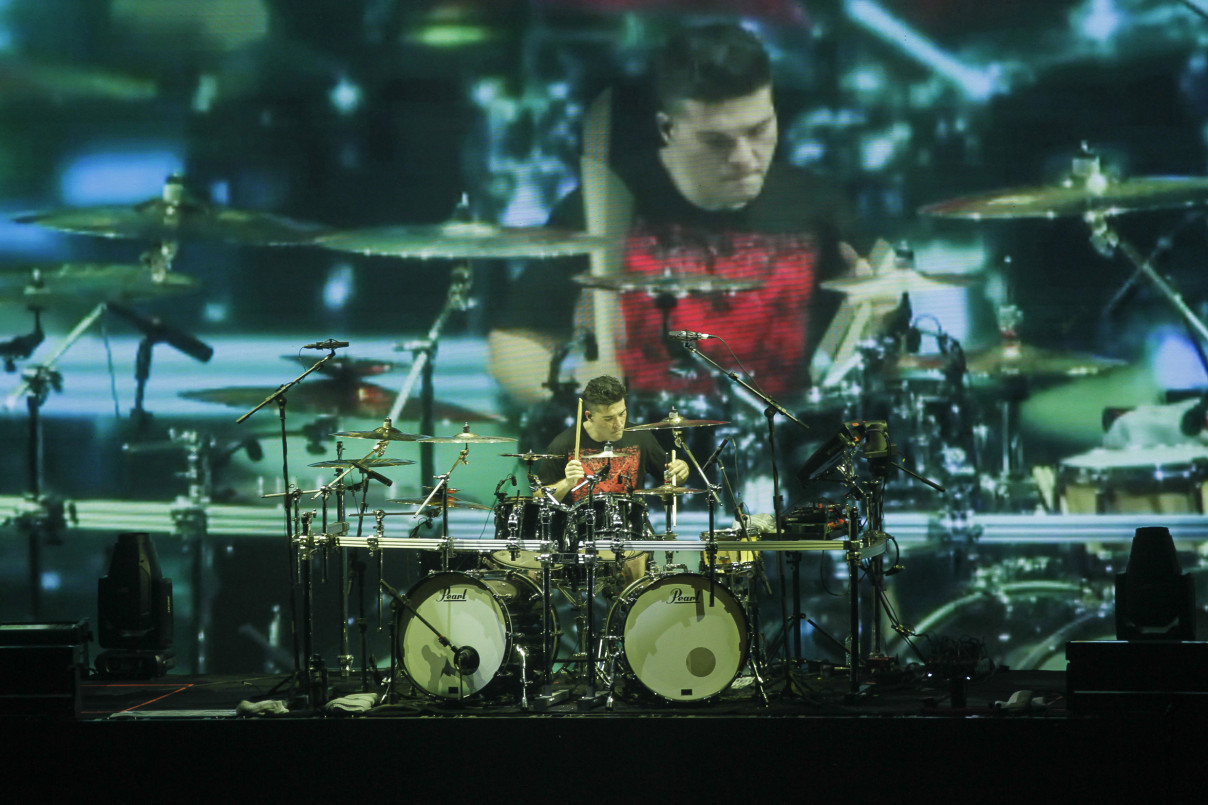 Novo baterista Greyson Nekrutman teve performance à altura, sendo festejado pelo público | EVANDRO OLIVEIRA/JC