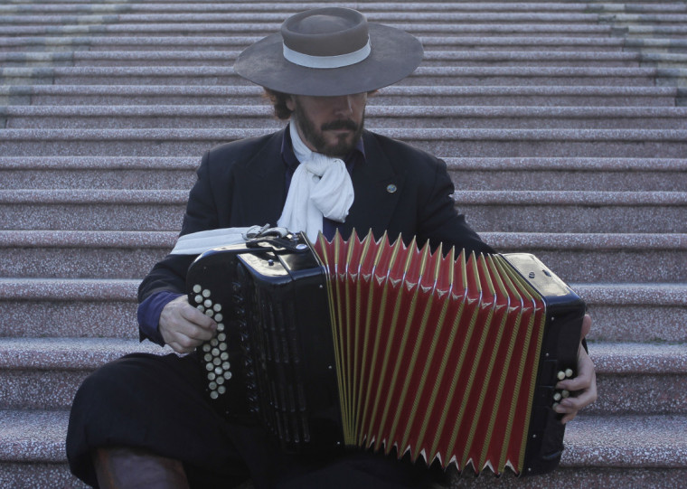 Figura seminal da gaita gaúcha, Gilberto Monteiro encontra a nova geração em lançamento de single