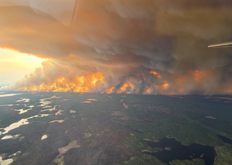 A maior parte das pessoas foi retirada da província de Manitoba, região central do Canadá, que declarou estado de emergência