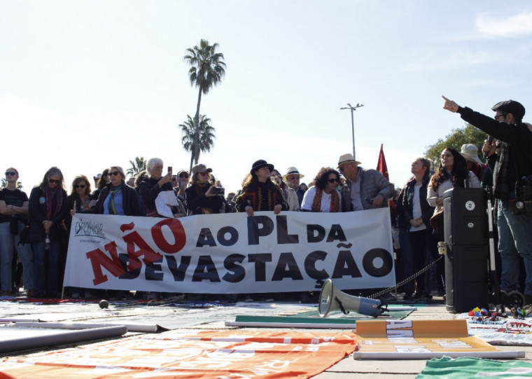 Em Porto Alegre, ato ocorreu neste domingo no Brique da Redenção; manifestantes levaram faixas e cartazes contra o projeto de lei aprovado no Senado 