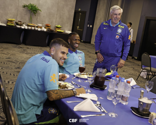 Ancelotti recebe jogadores da seleção em São Paulo para jogos das Eliminatórias da Copa