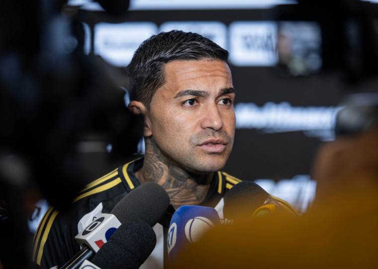 Presidenta também move uma ação contra o atacante nas esferas cível e criminal