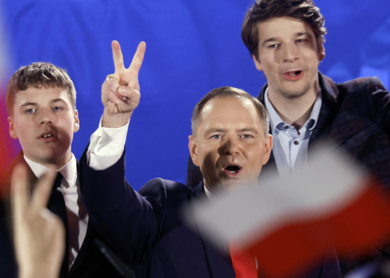 Nawrocki obteve 50,89% dos votos. J&aacute; o prefeito de Vars&oacute;via, o liberal Rafal Trzaskowski, ficou com 49,11%