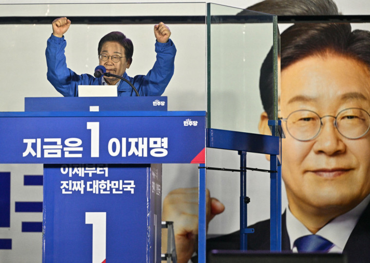  A divisão partidária no país é tão rancorosa que o primeiro colocado, Lee Jae-myung, fez discursos com um colete à prova de balas e atrás de um vidro