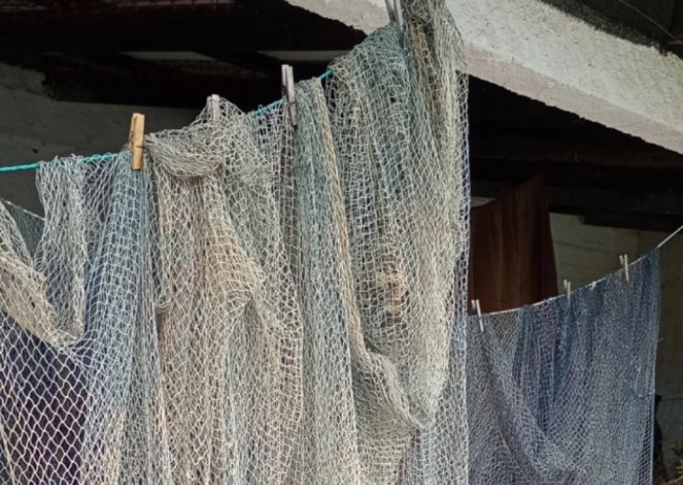 Matérias-primas são transformadas por artesãs locais em produtos funcionais e criativos, vendidos em feiras, eventos e na loja do próprio grupo