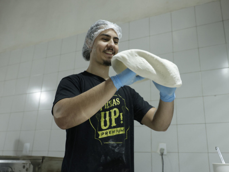 Bruno &eacute; respons&aacute;vel pela produ&ccedil;&atilde;o das pizzas Foto: T&Acirc;NIA MEINERZ/JC