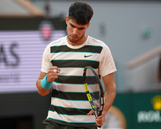 Alcaraz atropela americano e fará semifinal contra Musetti em Roland Garros