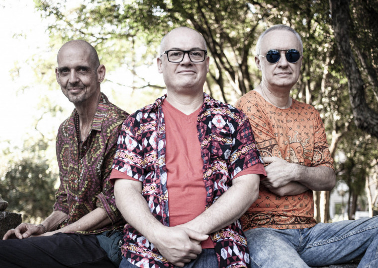 'Um beijo para confrontar o caos', realizado no Gravador Pub, comemora o lançamento da música 'Me empresta um beijo' e do documentário 'Arte para confrontar o caos'