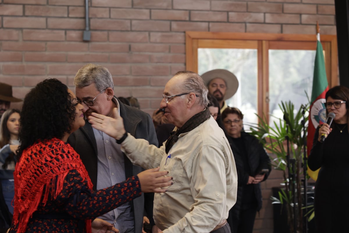 Secretaria da Cultura, Liliana Cardoso, o prefeito Sebastião Melo e o patrono do Acampamento, Renê Maurício Sutton Barbachan, no lançamento do Acampamento Farroupilha 2025 no Parque da Harmonia  | Tânia Meinerz/JC