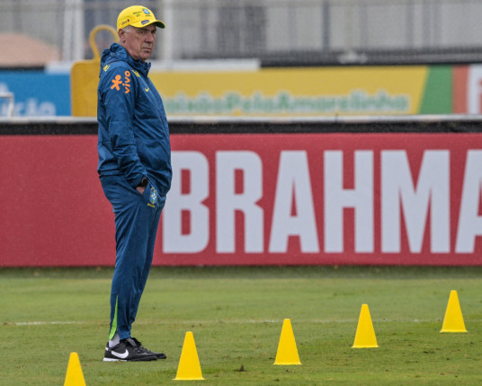 Com nervosismo e emoção, Ancelotti estreia pelo Brasil contra o Equador