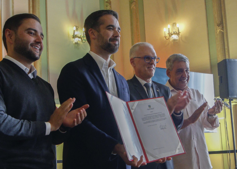 Governador Eduardo Leite assinou, nesta quarta-feira, repasse via Fundo da Reconstrução; Melo citou necessidade de recursos para outras obras não contempladas