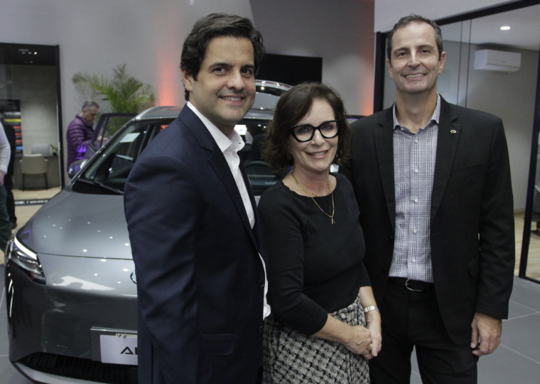 Representante da Guangzhou Automobile Group (GAC), Luiz Otávio com os sócios-diretores  Adriane Santarem e Rafael Santarem , na inauguração de sua 37ª concessionária e 1ª casa da marca GAC no RS e a primeira do Sul do País