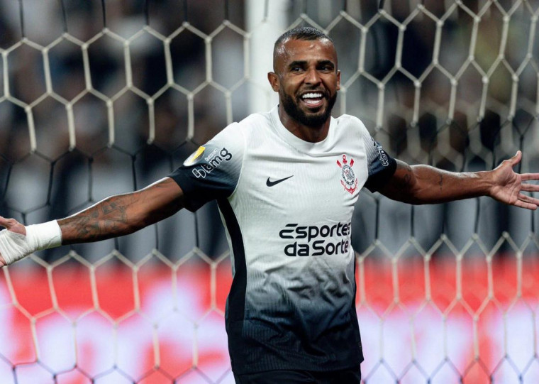 Volante desembarca em Porto Alegre para assinar contrato até final do ano 