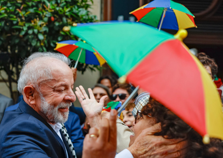 Na chegada, presidente foi presenteado com lenço que simboliza apoio aos palestinos