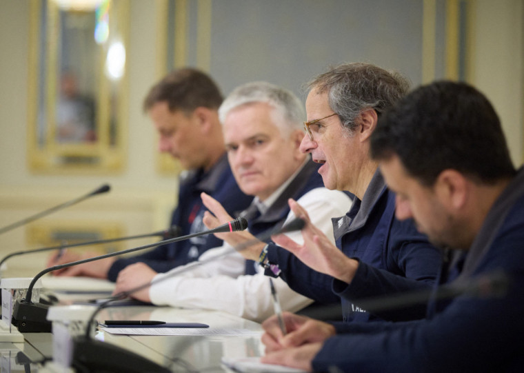 Embora não tenha havido relatos de ataques afetando a operação das usinas nucleares, o som das sirenes de ataque aéreo destaca a contínua situação perigosa