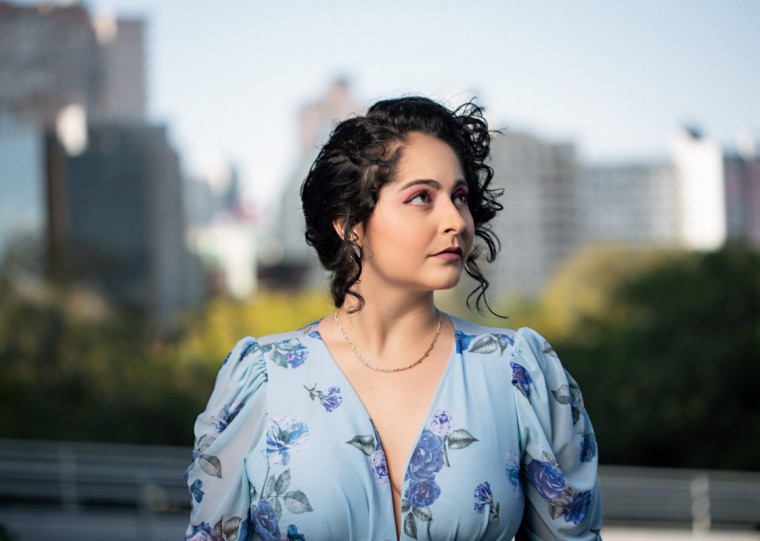 A mezzo-soprano brasileira Carol Braga acompanha o maestro espanhol Ignacio García-Vidal 