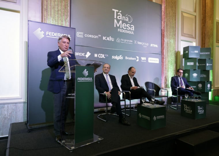 Rigotto, Piccinini, presidente da Federasul, Rodrigo Sousa Costa, e Milton Terra Machado participaram do Tá na Mesa