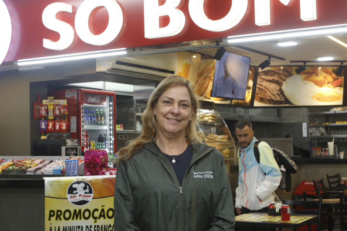 Helena Tigre, dona da lancheria Só Bom, diz sentir medo em qualquer novo episódio de instabilidade | BRENO BAUER/JC