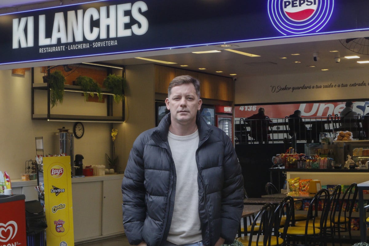 Girlei Agnes, proprietário da Ki Lanches, estima movimento 10% abaixo do registrado antes da enchente | BRENO BAUER/JC