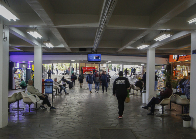 Terminal opera com cerca de 320 horários por dia; comerciantes lamentam baixo público