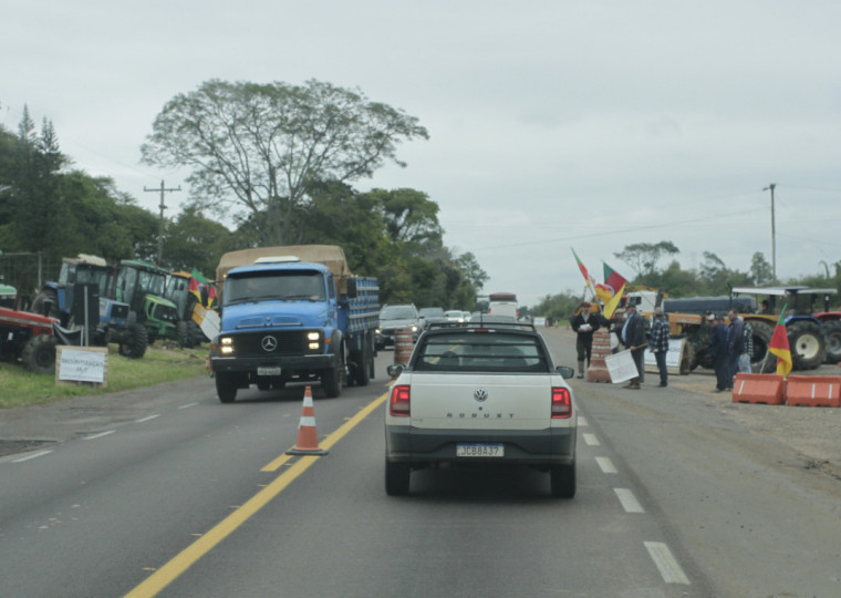 Produtores rurais abordam motoristas e distruibuem panfletos na BR-290, em Pantano Grande