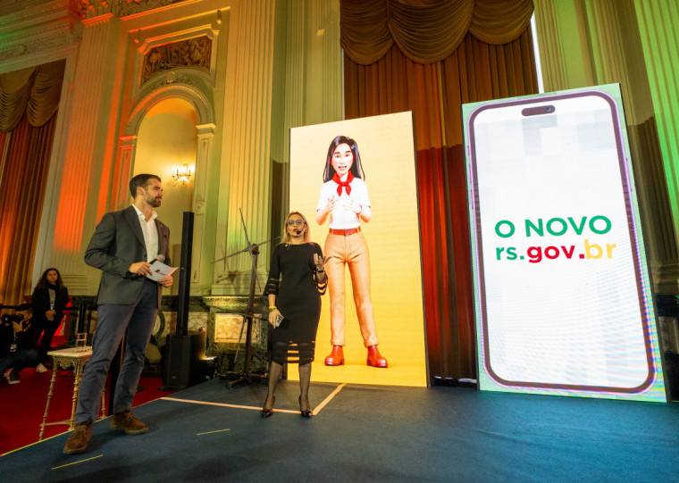 Eduardo Leite e Danielle Calazans apresentaram assistente virtual baseada em IA 