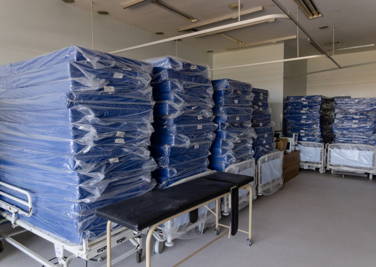 Itens ainda embalados estavam em salas da instituição, que está inoperante desde as enchentes de 2024