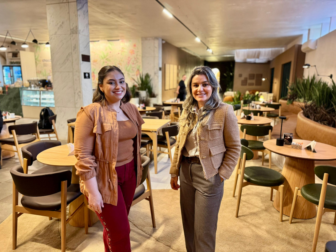 Bethina (esq.) e Luciane no espa&ccedil;o da cafeteria que resgata fluxos do antigo terminal | PATR&Iacute;CIA COMUNELLO/ESPECIAL/JC