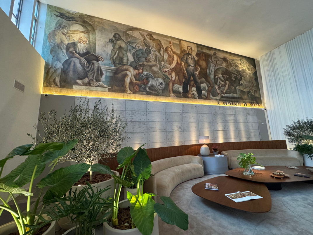 Na chegada, o painel gigante pintado por Alfdo Locatelli sa&uacute;da visitantes  | PATR&Iacute;CIA COMUNELLO/ESPECIAL/JC