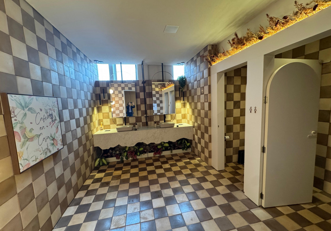 Banheiros que antes atendiam passageiros ganharam cores e releitura | PATR&Iacute;CIA COMUNELLO/ESPECIAL/JC