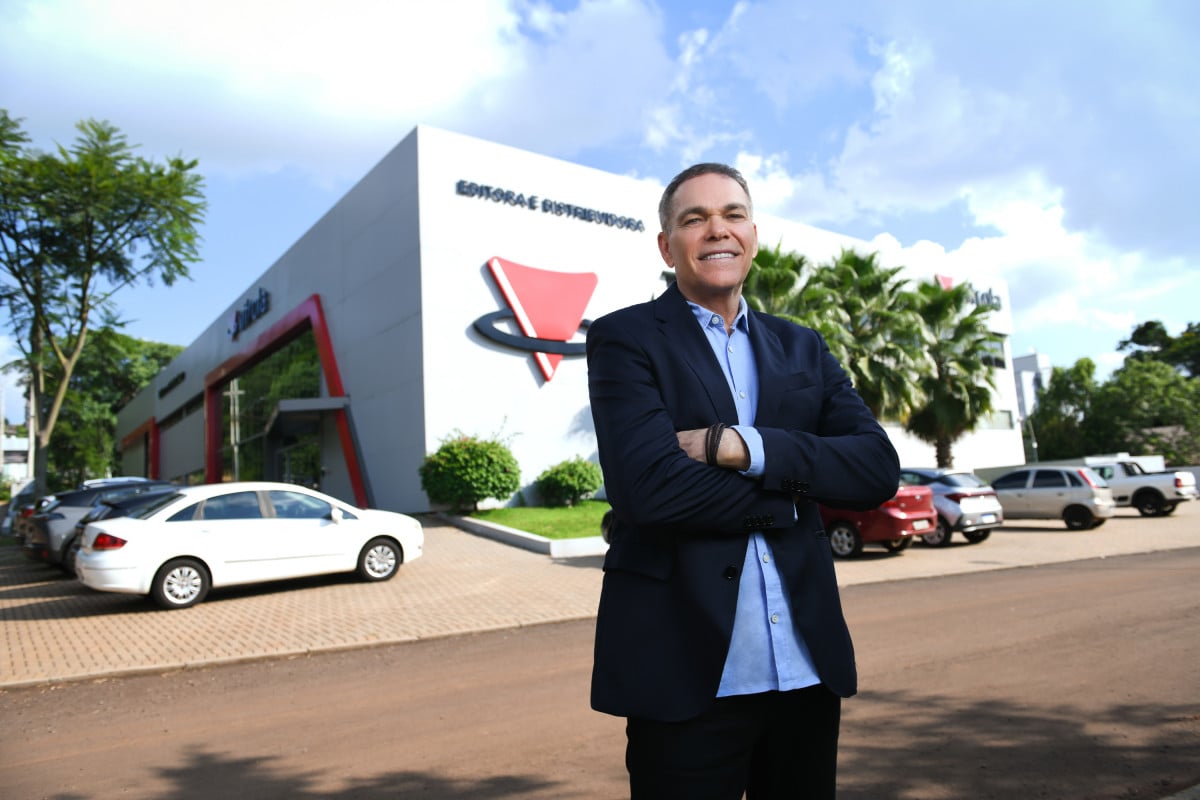 Severiano investiu em mais logística e apostou alto na venda de figurinhas da Copa do Mundo | EDITORA VITROLA/DIVULGAÇÃO/JC