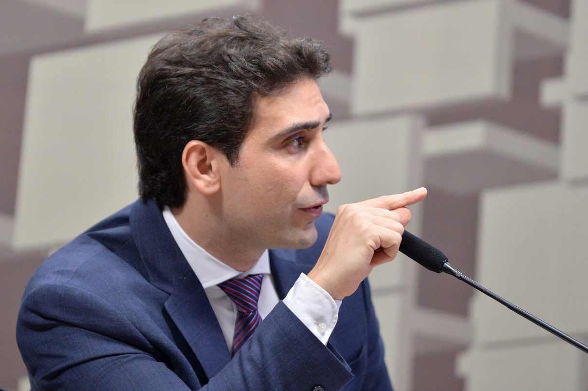 Momento do mercado de consumo no Brasil é favorável para investimento, diz Galípolo