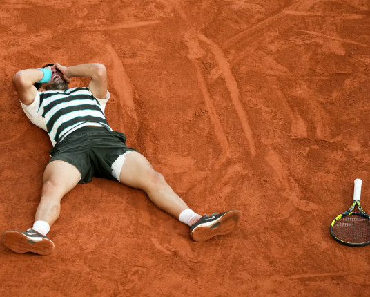 Alcaraz salva 3 match points e leva o bi em Roland Garros