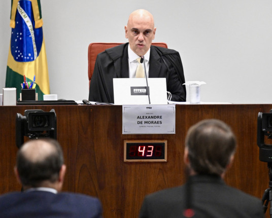 Ministro Moraes autoriza acareação entre Braga Netto e Mauro Cid