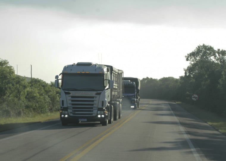 Ministro dos Transportes, Renan Filho, informou nesta quarta-feira (18) que as empresas que descumprirem a tabela de frete do transporte rodoviário serão "impedidas" de contratar o serviço