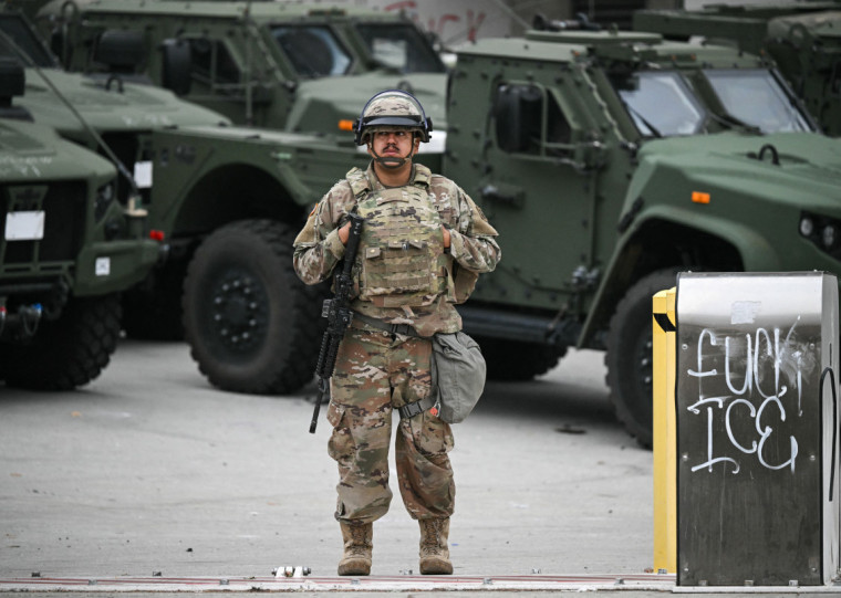 Califórnia recorre à Justiça para tentar impedir militarização nos protestos, e governador chama ações do presidente de autoritárias