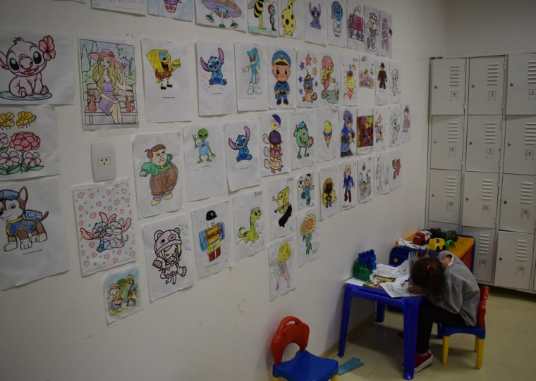 Na sala os pequenos podem fazer desenhos para serem expostos
