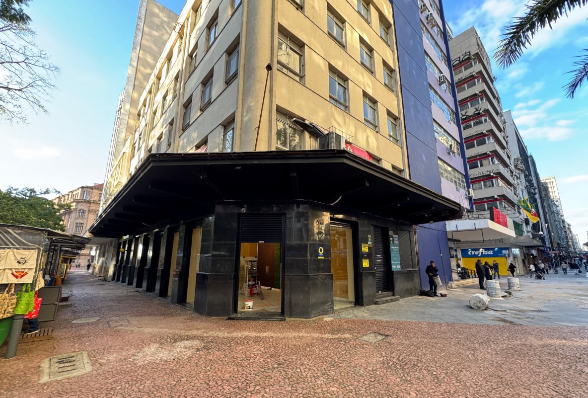 Confeitaria prepara instalação em ponto na rua dos Andradas onde foi Subway | PATRÍCIA COMUNELLO/ESPECIAL/JC