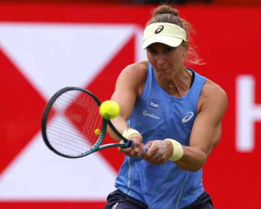 Bia Haddad perde match point, sofre dura virada de top 10 e cai nas oitavas em Queen's