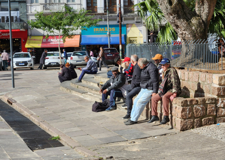 pg3 Lagarteando no Largo Glênio Peres