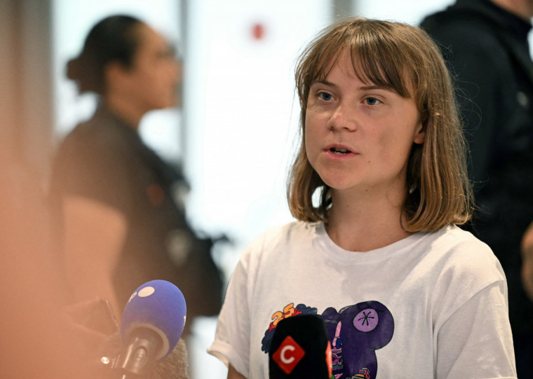 Ativistas alegam que Greta Thunberg foi for&ccedil;ada a usar uma bandeira israelense, por&eacute;m n&atilde;o apresentaram provas