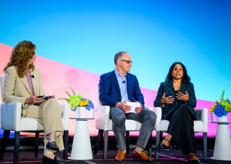 Lakshmi Raman (à dir.), participou de painel durante o AWS DC Summit