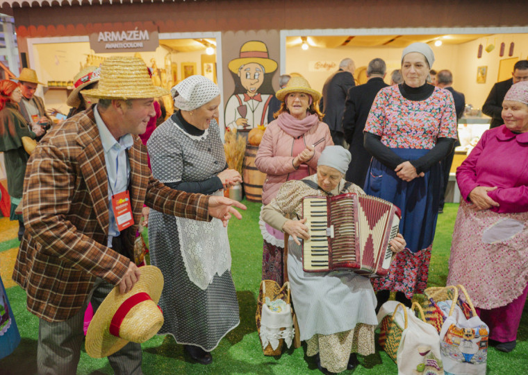 Comunidades do interior interagem com o público durante a feira