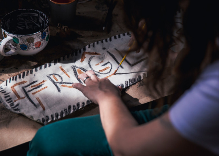 Protagonizado por Nina Fola e Thiago Pirajira, a iniciativa aborda aspectos da música e da cultura negro-africanas 