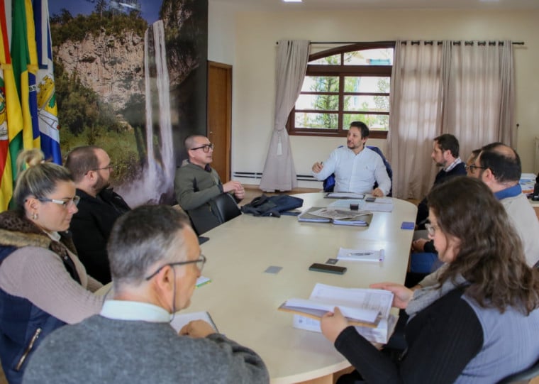 Representantes da prefeitura e empresários locais protocolaram um novo Centro de Convenções e Eventos em Canela