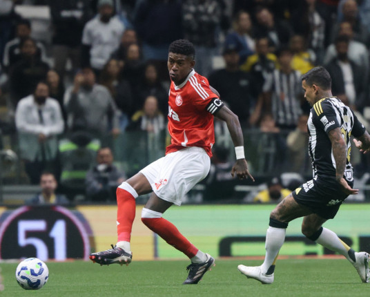 Inter perde para o Atlético-MG e entra na zona de rebaixamento do Brasileirão